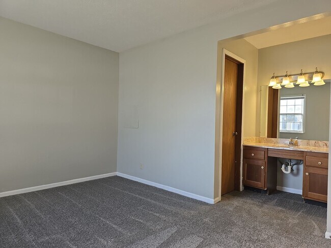 Building Photo - Spacious Townhouse Living Just Outside Downtown Woodburn