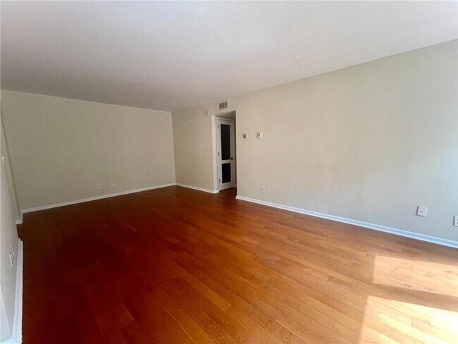 Building Photo - 633 Robert St