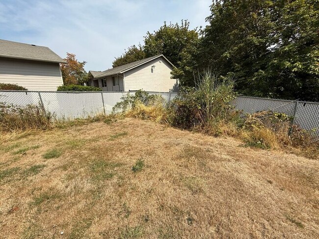 Building Photo - 865 Vista Ave SE