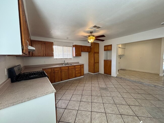 Building Photo - Welcome to your next home at 289 Tangerine!