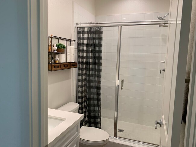 Building Photo - Beautiful Home 4bed/3 bath