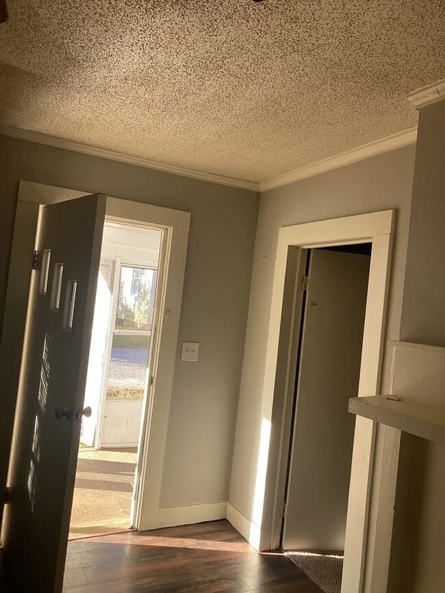 Building Photo - 2 bedroom 1 bathroom