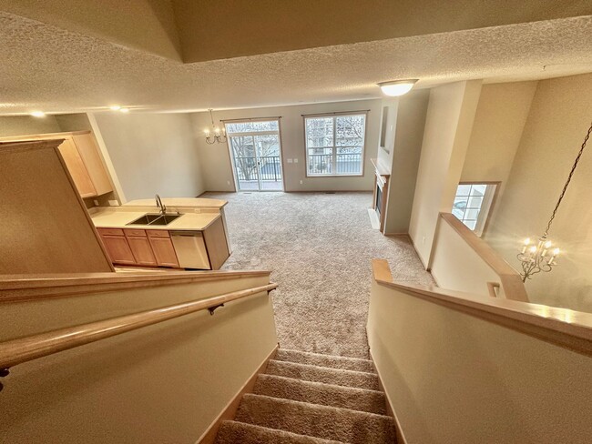 Building Photo - Large and Luxurious 2 Bedroom, 2.5 Bath To...