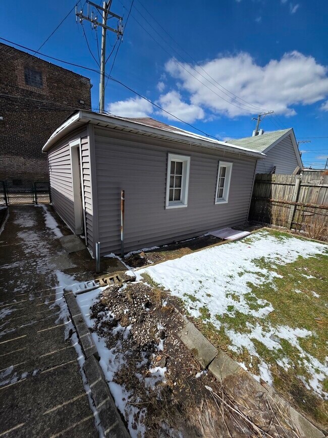 Building Photo - 10548 S Ave J