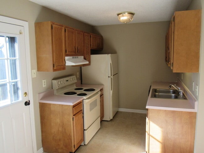 Building Photo - Charming 2-Bed, 2-Bath Townhouse in NW Kno...