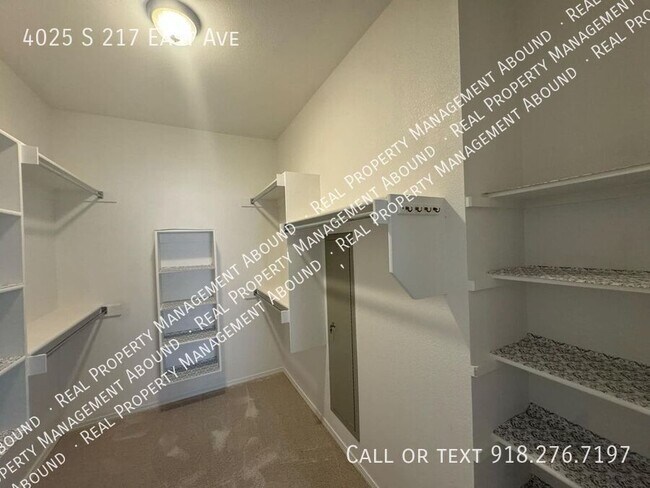 Building Photo - Beautiful 4-Bedroom Home with Office, Cove...