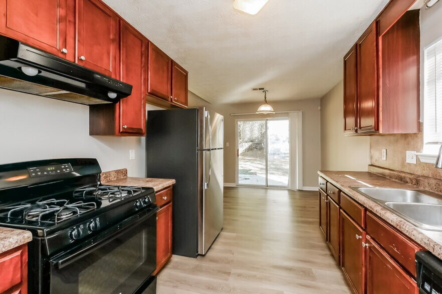 Building Photo - 9380 Forest Knoll Dr
