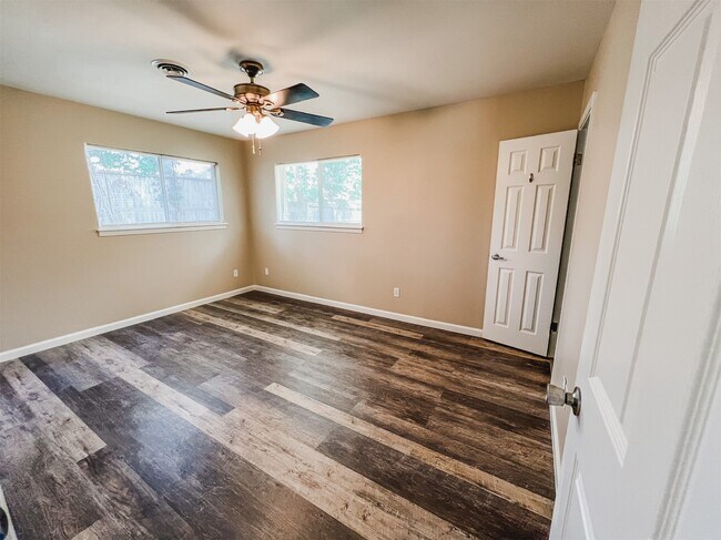 Building Photo - 724 Gubert Ln