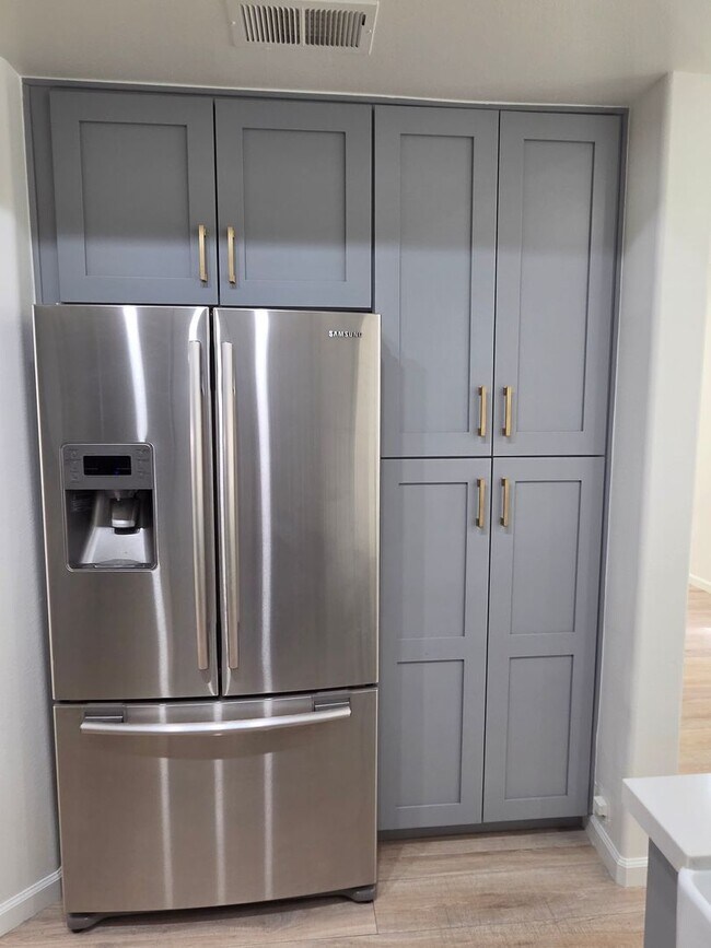 Building Photo - TOWNHOUSE-STYLE 3 BR + 2 1/2 BA UNIT IN CANYON COUNTRY AVAILABLE NOW