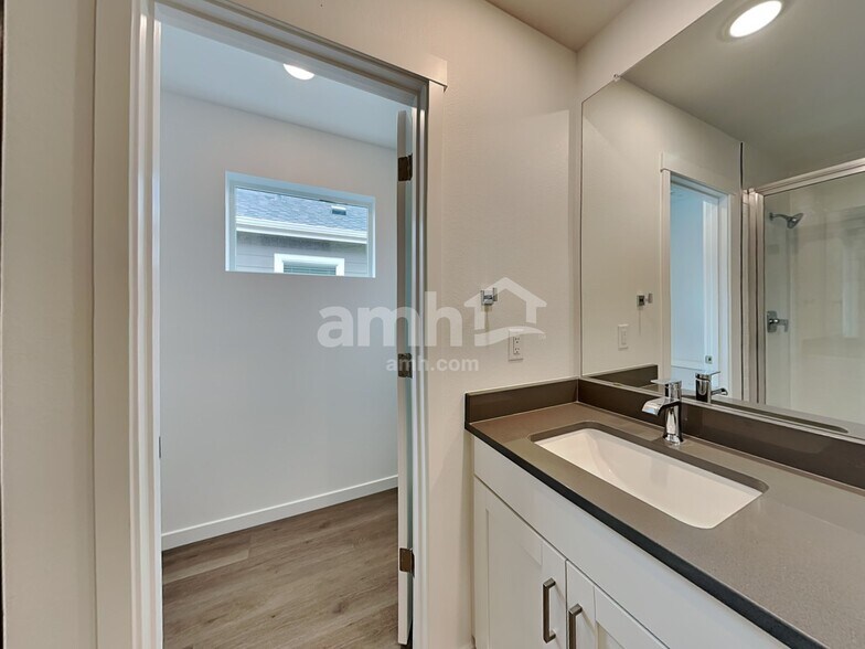 Building Photo - 310 N Addison Way