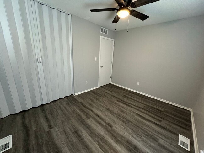 Building Photo - Spacious 2-Bed Duplex with Bonus Kitchen Storage