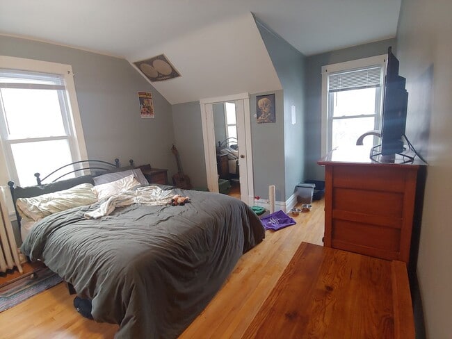 Building Photo - AVAILABLE JUNE 1st - 4 Bed, 1.5 Bath Bungalow