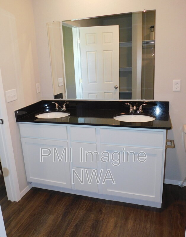 Building Photo - 993 S Brambling Ln