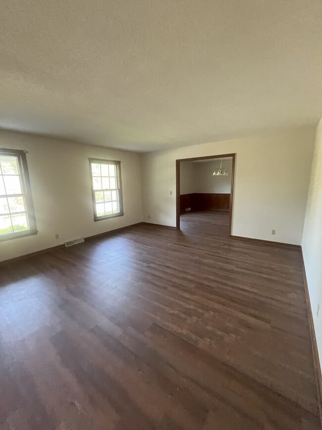 Building Photo - Charming Family Home in Desirable Johnson ...