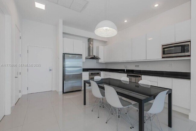 Building Photo - 2301 Collins Ave