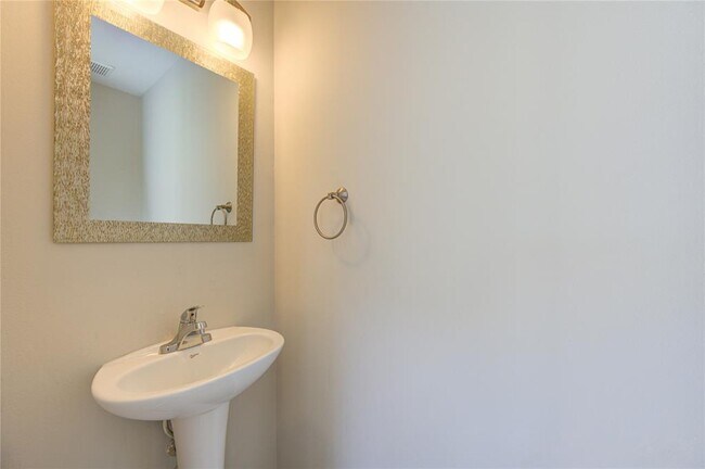 Building Photo - 15 Ledgestone Pl