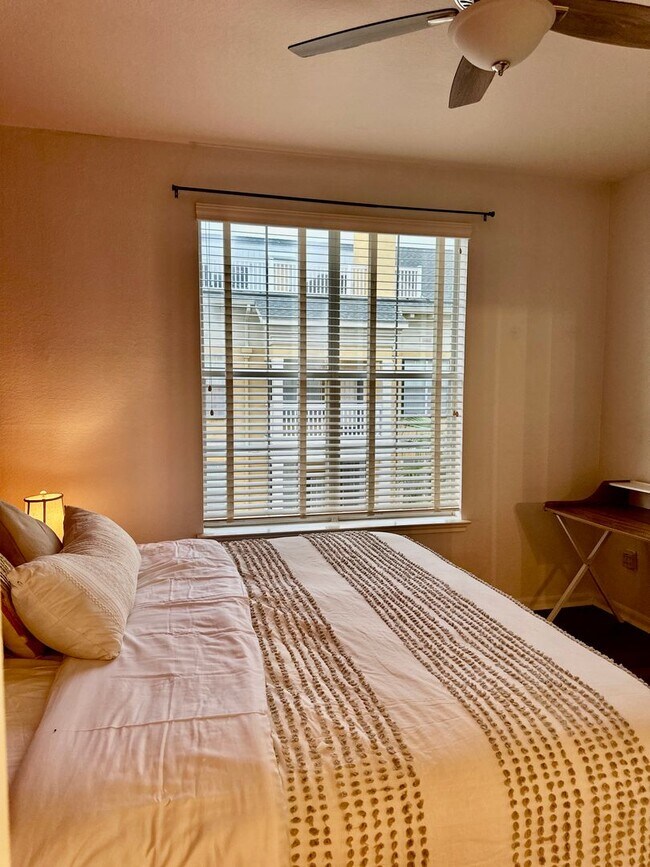 Building Photo - FULLY FURNISHED with King Bed-Pool View 1b...