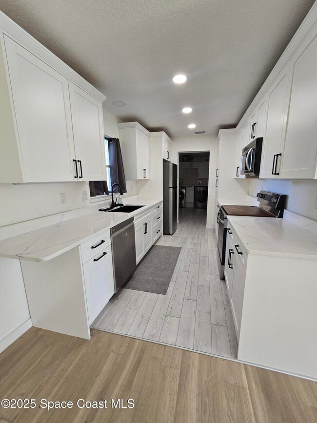 Building Photo - 2417 Colonial Dr