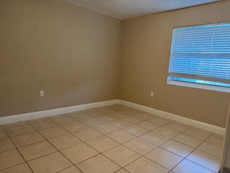 Building Photo - 1665 17th Ave N