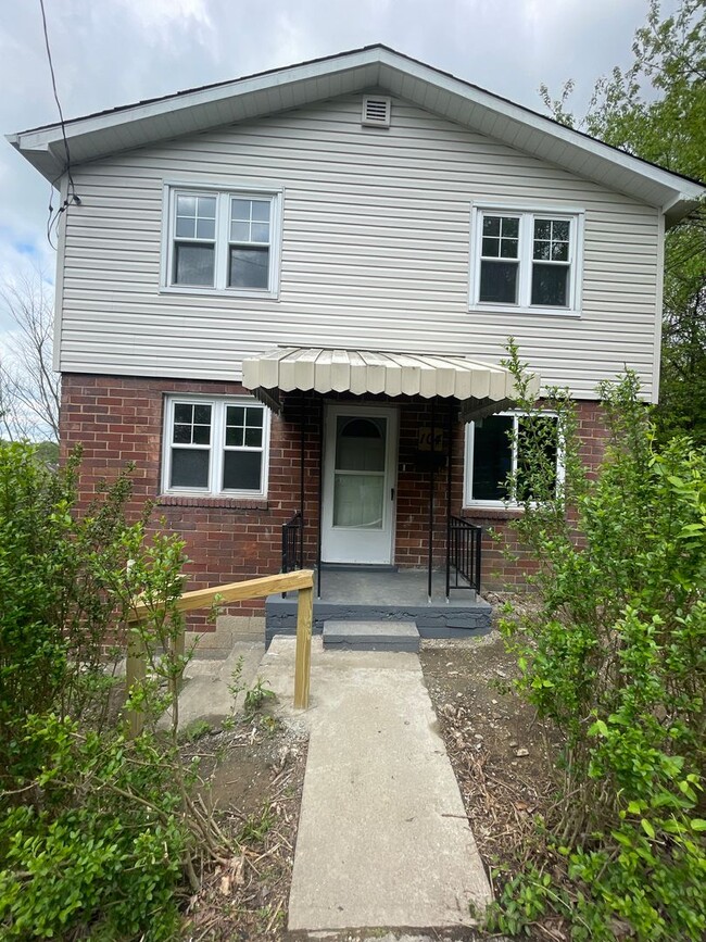 Primary Photo - Beautifully renovated 5 bed 2 bath home re...