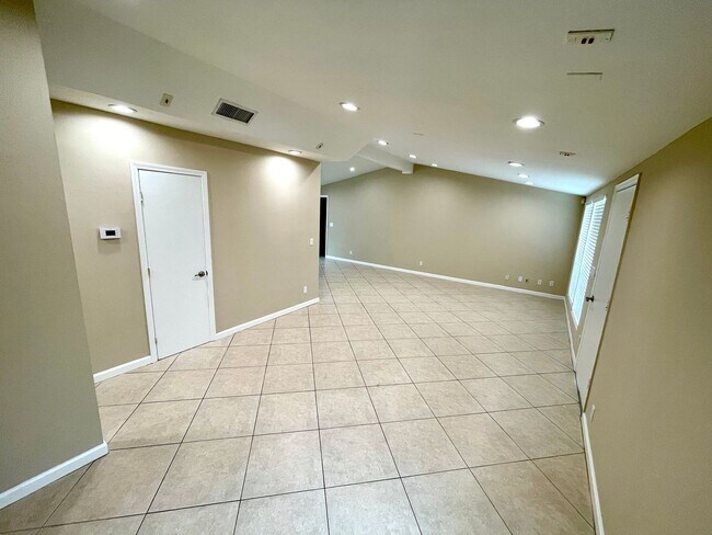 Building Photo - Beautiful house, 2bd+den/1.5ba HOME on the hillside of Granada Hills.