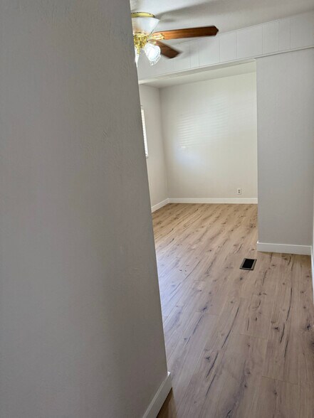 Building Photo - 25 Maple Ln S