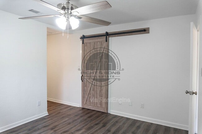 Building Photo - 3223 Albert Dr