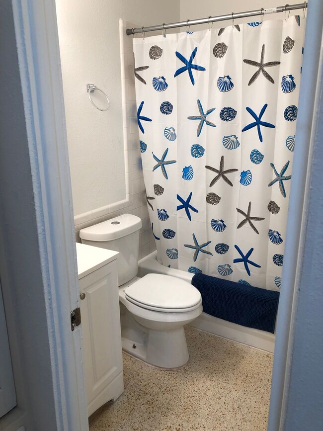 Building Photo - Quaint 2/1.5 bath home