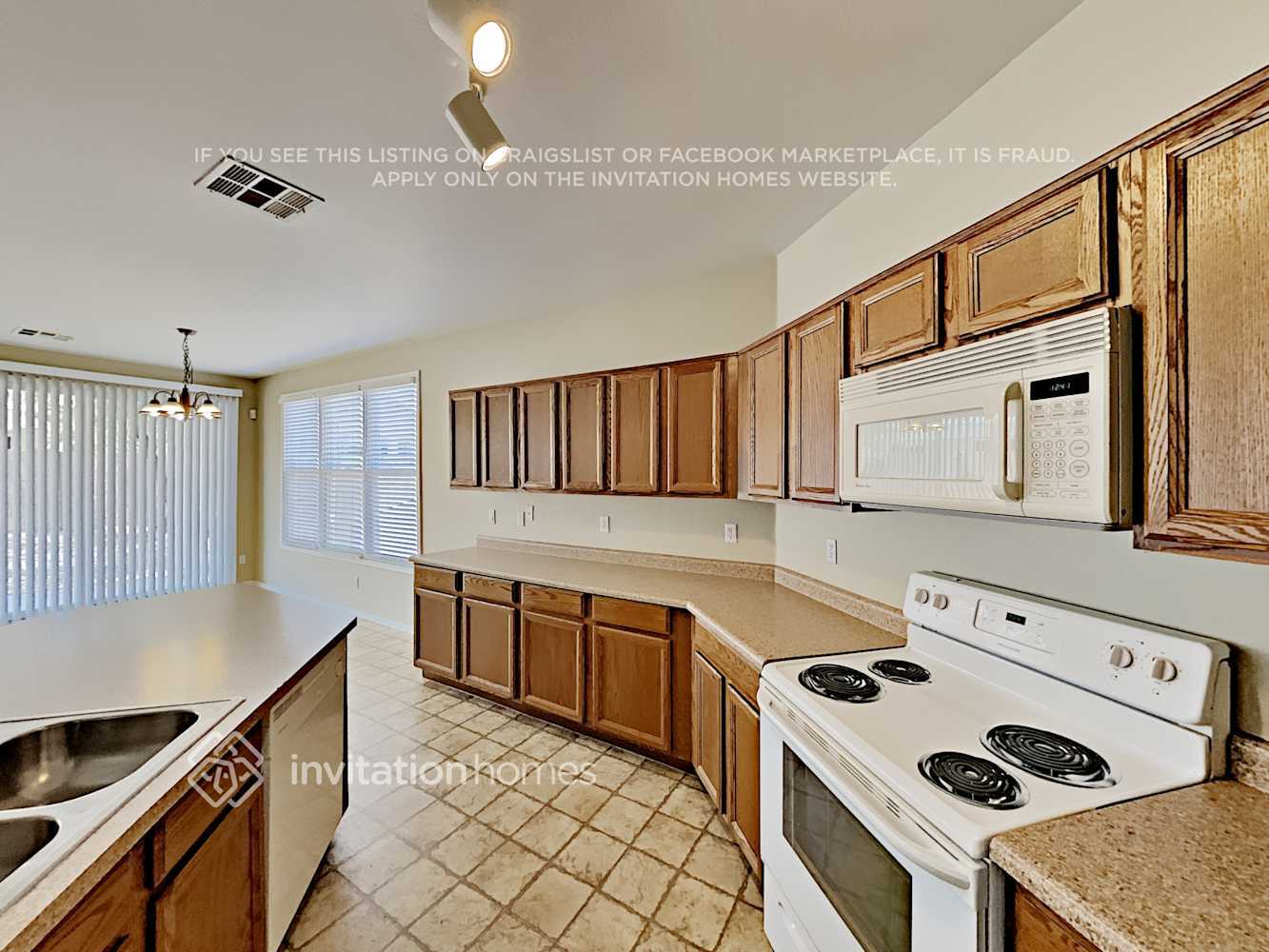 Building Photo - 15120 W Mercer Ln