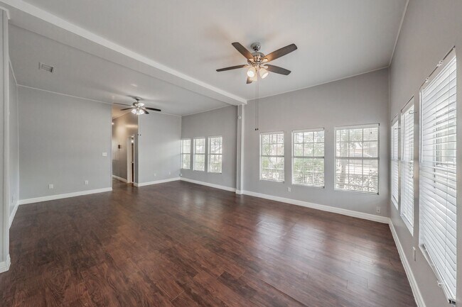 Building Photo - 401 S Anglin St