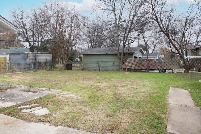 Building Photo - 2825 W Woodlawn Ave