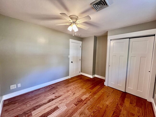 Building Photo - Beautiful waterfront home