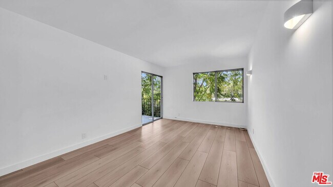 Building Photo - 305 San Vicente Blvd