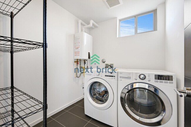 Building Photo - 3 BED & 2.5 BATH SINGLE FAMILY HOUSE FOR RENT