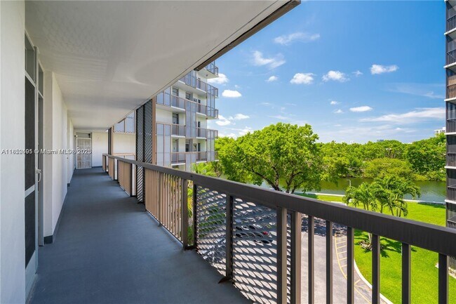 Building Photo - 3401 N Country Club Dr