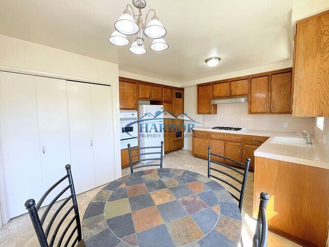 Building Photo - 772 W 10th St