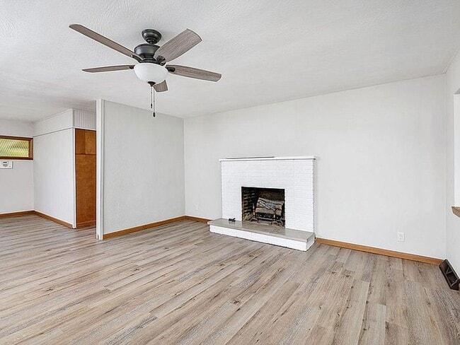 Building Photo - Beautiful 3 bedroom 2 bath charmer… Waitin...