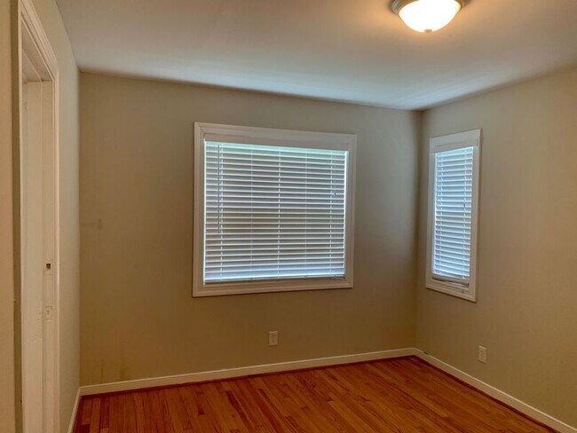 Building Photo - 903 Willow Lawn Dr