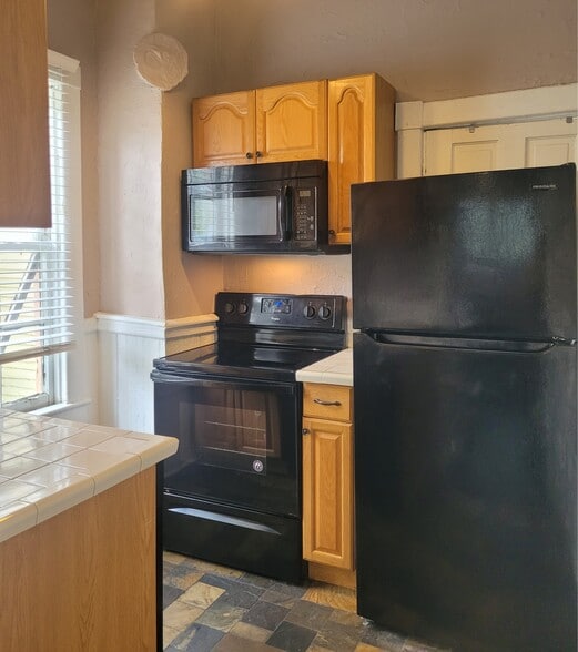 Kitchen-All Electric Appliances:Stainless fridge, glass-top stove, microwave/hood vent.Slate floor. - 1215 Java Pl