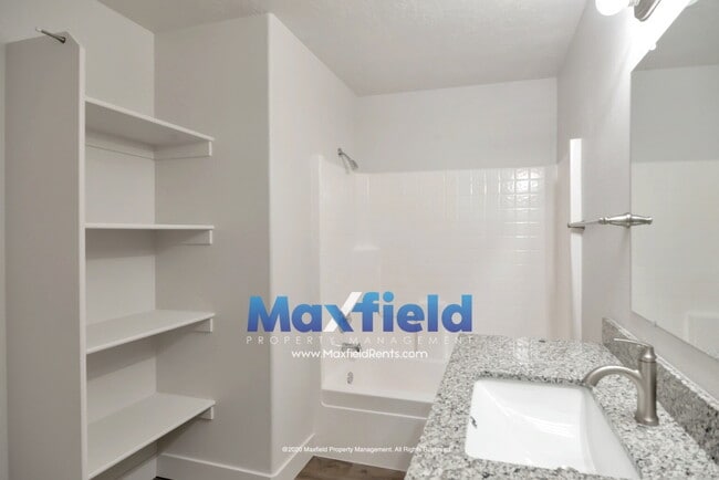 Building Photo - Upstairs Unit - St George - Near Costco and Home Depot Available Now - 3 BD 2 BA 2 GAR