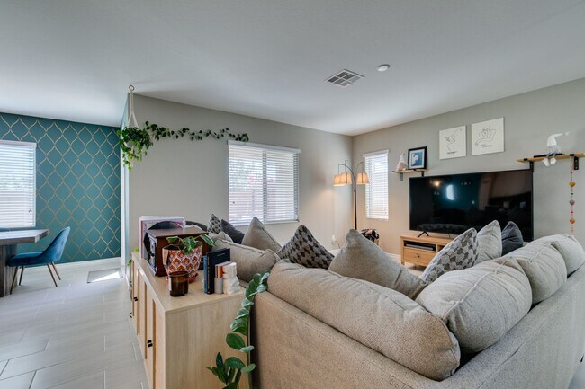Building Photo - Gated, 4bed + loft with Bedroom and Full bathroom downstairs. Skye Canyon