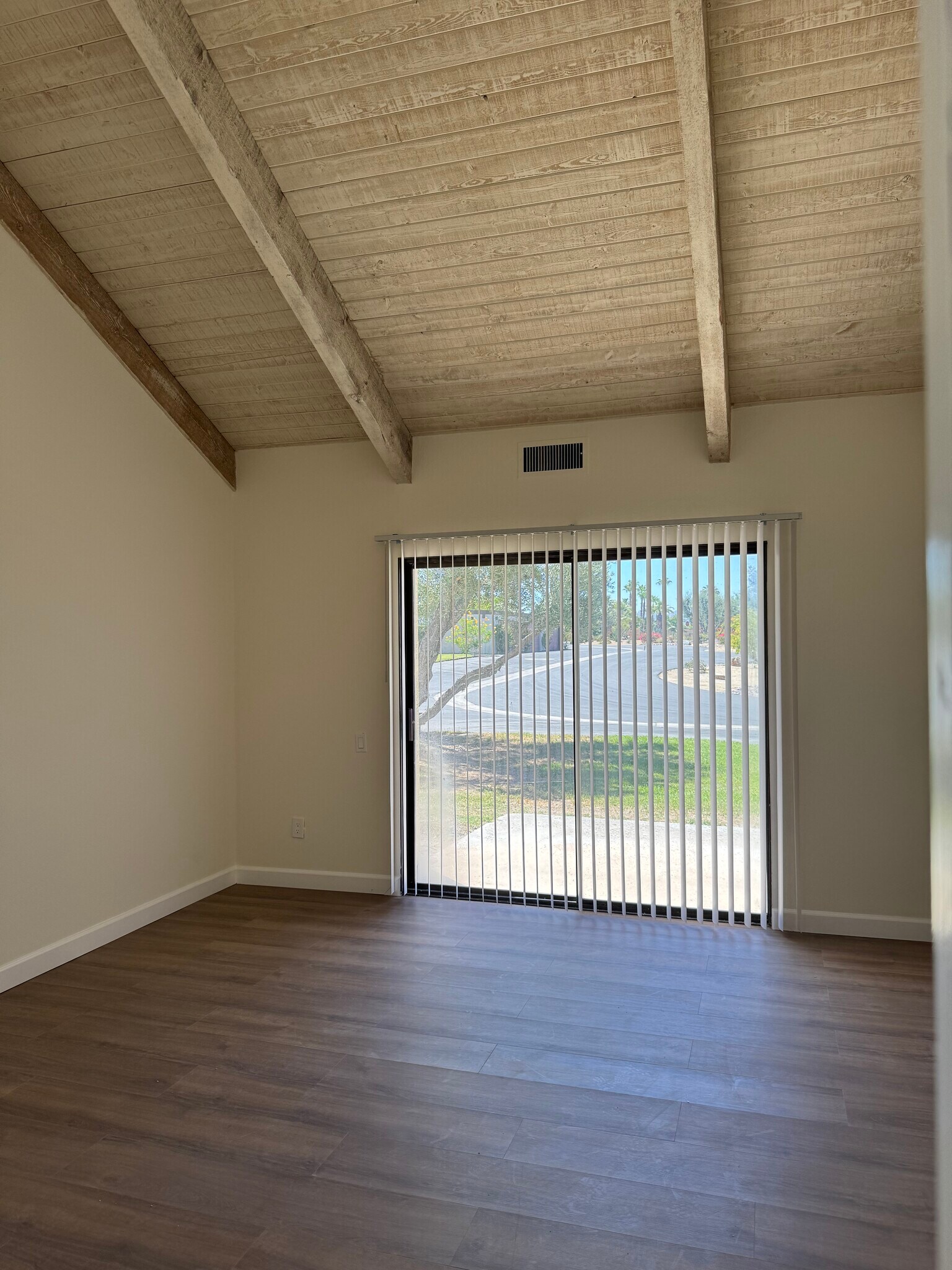 Building Photo - 475 Sunningdale Dr