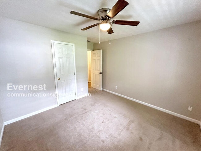 Building Photo - 1424 Snow Hill Dr