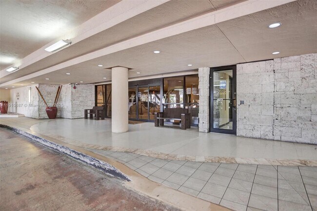 Building Photo - 2555 Collins Ave