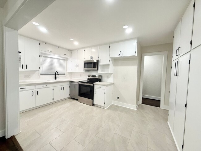Building Photo - Incredible 5/2 Home in Lake Jackson! Lots ...