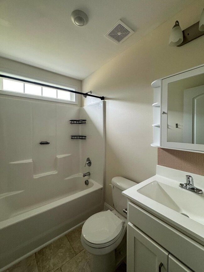 Building Photo - Beautiful 4 Bed 2.5 Bath Home with Fenced Backyard