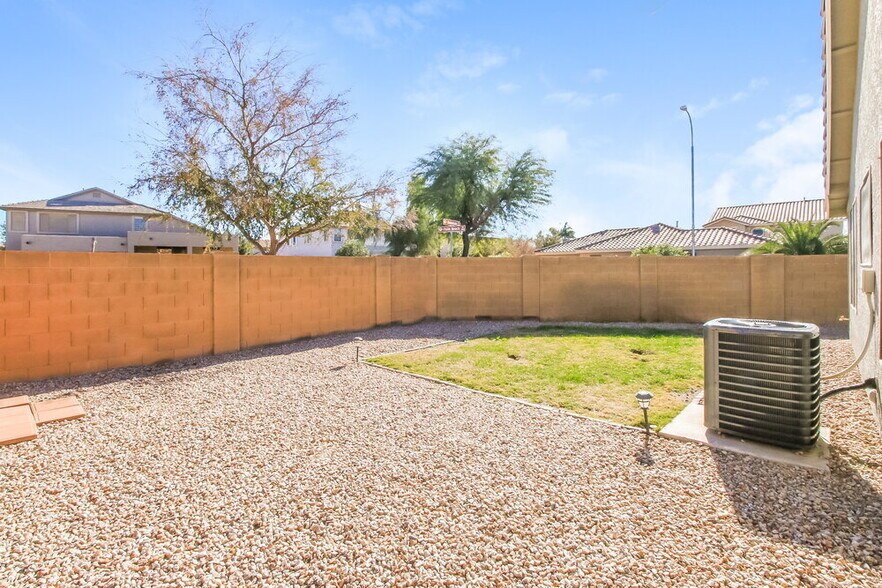 Building Photo - 2468 E Palm Beach Dr