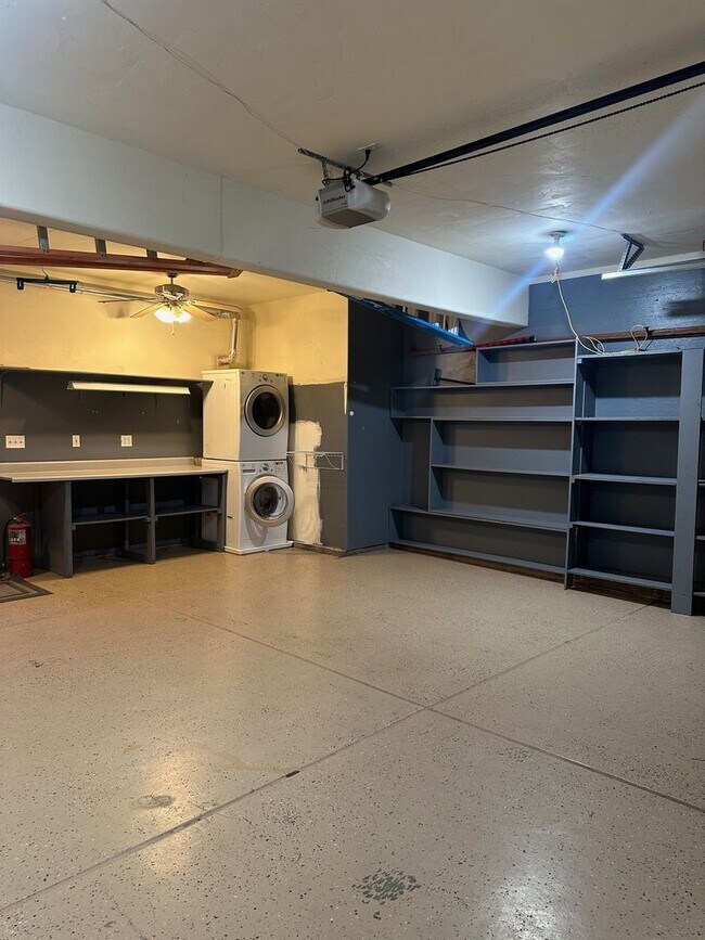 Building Photo - 850 Mountain View Dr