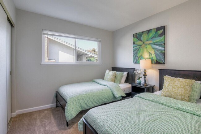 Building Photo - 546 Woodstock Way