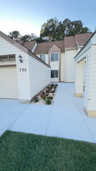 Building Photo - 732 Hecate Dr